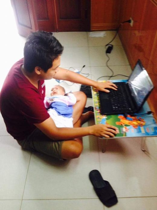 Hay như ông bố game thủ này, vừa chơi game vừa trông con. Phân công nhiệm vụ rõ ràng, tay dùng để chiến đấu, chân dùng để cho con nằm, làm nôi rung đùi ru con.