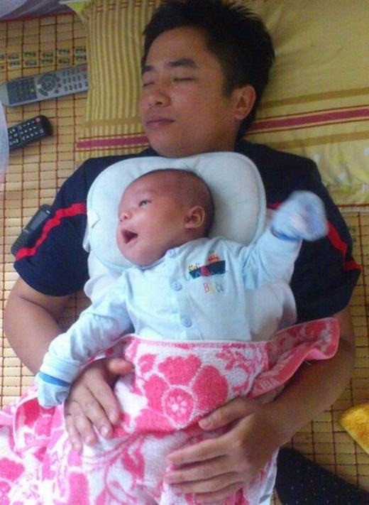 Mặc cho con chơi trên bụng, ông bố vẫn ngủ say sưa. Đôi mắt lim dim vẫn không quên vỗ về con trẻ.
