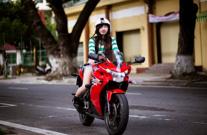 Cô nữ sinh ngành Du lịch thường xuyên khoe với bạn bè những hình ảnh cô chụp bên chiếc xe Honda CBR màu đỏ "thân yêu" của mình. Những hình ảnh Phương Nhã vừa "ngầu" vừa "chất chơi" nhưng vẫn toát lên nhiều vẻ nữ tính khiến bạn bè cô rất thích thú.