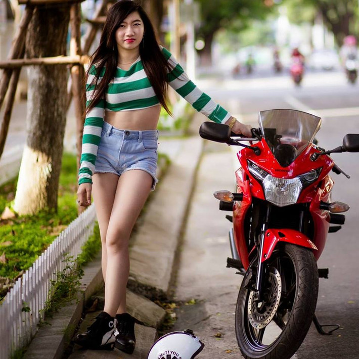Phương Nhã chia sẻ về bản thân: "Sở thích của mình là đi du lịch, đi phượt xa, mê đá banh, nhảy hiphop, trượt patin... và tuy là con gái nhưng mình lại mê tốc độ và rất thích siêu xe! Bình thường mình khá tự tin, năng động và... cá tính thì có đầy mình!".
