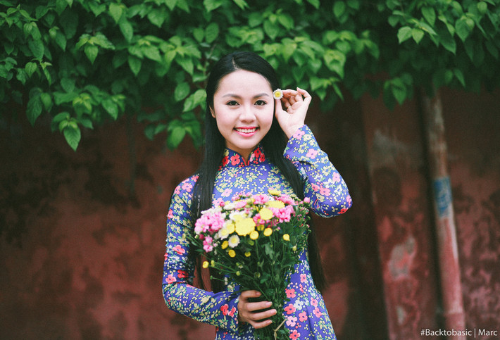 Theo chia sẻ của chị Dương Hường, một người yêu thích chụp ảnh phim, sưu tập ống kính cổ ở Hà Nội cho biết: "Ống kính máy phim bây giờ giá rất rẻ, từ vài trăm đến khoảng ba triệu đồng. Nhưng đó chỉ là những chiếc phổ biến, dễ kiếm. Còn với những ống kính cổ, có hiệu ứng đặc biệt... giá thành lên tới 8-10 triệu vì quá hiếm". Ảnh: Anh Tú.