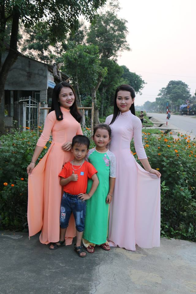 Cô gái mặc áo dài màu hồng còn lại là em gái thứ hai của Thu, năm nay 19 tuổi. Dưới hai chị em còn có cậu em trai 6 tuổi và cô em gái nhỏ 9 tuổi.
