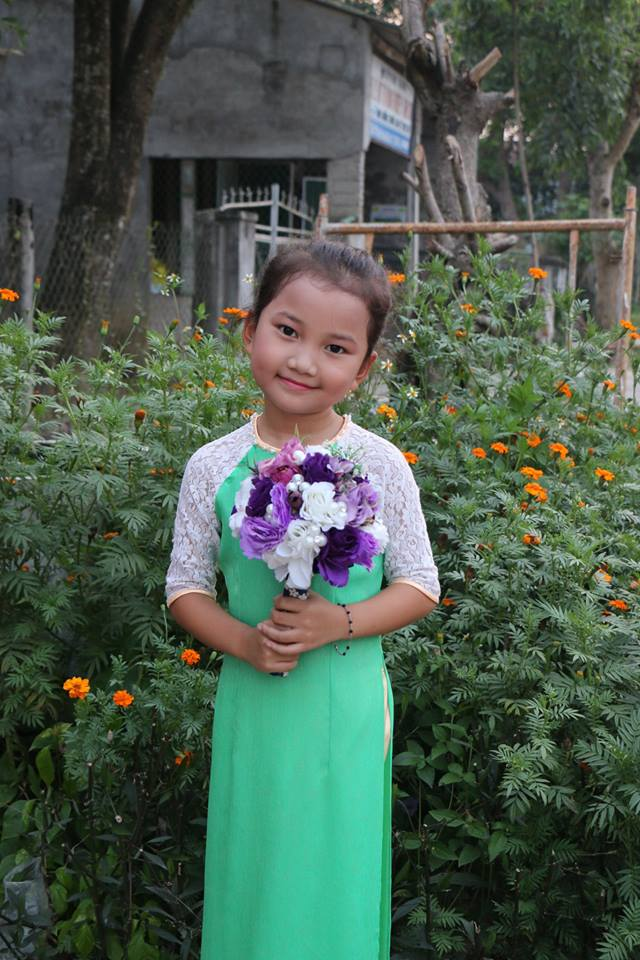 Cô em gái nhỏ 9 tuổi của Thu cũng được nhận xét là được thừa hưởng nét đẹp từ mẹ với gương mặt hiền lành, bầu bĩnh và nụ cười tươi.