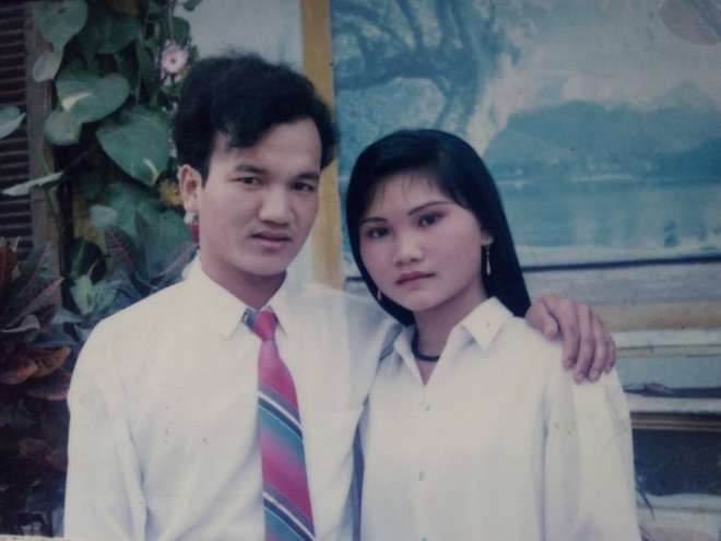 Bức ảnh chụp cô Nguyệt và chồng khi còn trẻ. Có thể thấy, thời gian không thể nào làm cho bà mẹ 4 con này già đi. Tình thương và sự quan tâm của chồng dành cho cô Nguyệt cũng là động lực giúp bà mẹ này "trẻ mãi không già".