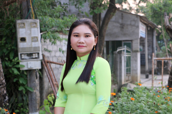 Và người phụ nữ khiến chị em "đau đầu" để tìm ra đó chính là cô Nguyệt - mẹ của Thu - mặc áo dài màu xanh. Cô Nguyệt sinh năm 1976, năm nay 41 tuổi và dù đã trải qua 4 lần sinh nở nhưng mẹ của Thu vẫn tươi tắn và trẻ trung như con gái.