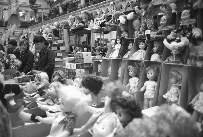 Đồ chơi được bày bán tại Thế giới Trẻ em ở Moscow năm 1981.