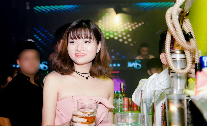 Theo tìm hiểu, Lê Thị Bích hiện vẫn làm công việc phục vụ, tiếp khách trong một quán bar nổi tiếng trên phố Lê Duẩn, Hà Nội. Trước đó, khi làm ở quán karaoke mới được khoảng 1 tuần thì quán bị hỏa hoạn, công việc của Bích cùng nhiều nam, nữ nhân viên khác đều bị ảnh hưởng. Vì cơm áo gạo tiền, vì mưu sinh cuộc sống hàng ngày nên Bích vẫn tiếp tục làm công việc phục vụ ở quán bar này. Cô gái trẻ luôn xuất hiện với vẻ ngoài xinh đẹp, ưa nhìn và luôn mỉm cười, nhưng trong khoảng thời gian qua, dựa vào thông tin từ những người có dịp tiếp xúc, trò chuyện với Bích, có thể thấy cuộc sống của cô gái 9X này không hề đơn giản.