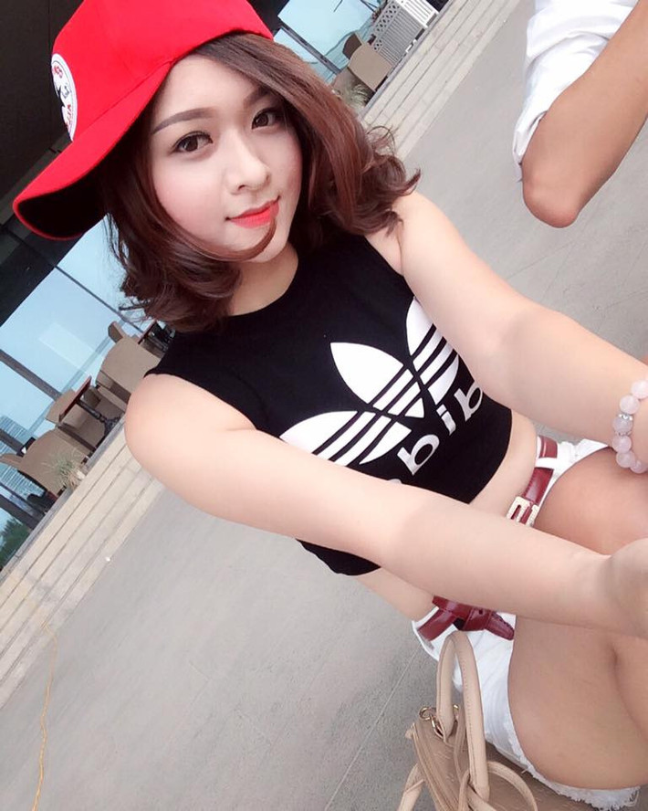Và nhất là bức ảnh gần đây chụp Bích ở quán bar, nơi cô vẫn nở nụ cười, vẫn vô tư tiếp khách khiến cho những người vốn có ác cảm với cô cho rằng sau nhiều sóng gió cô gái này vẫn không hề thay đổi, không tìm cách thay đổi cuộc sống và đi lên theo một con đường khác đứng đắn hơn. Chia sẻ cá nhân, những quan điểm, định kiến của xã hội, những luồng ý kiến trái ngược... hiện vẫn đang tiếp tục tạo ra sự nhiêu khê trong câu chuyện về cô gái lấy áo ngực che miệng và chưa biết đến bao giờ mới kết thúc.