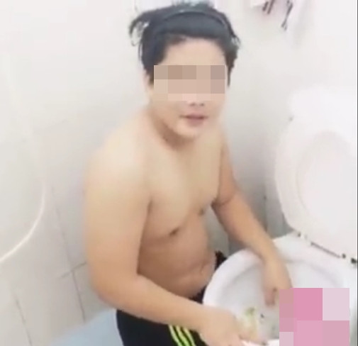 Không hề tỏ ra lo lắng hay sợ hãi, nam thanh niên thích thể hiện đã tỏ ra vui vẻ thực hiện màn bốc phân trong bồn cầu và quay clip phát trực tiếp, chia sẻ rộng rãi trên trang cá nhân.