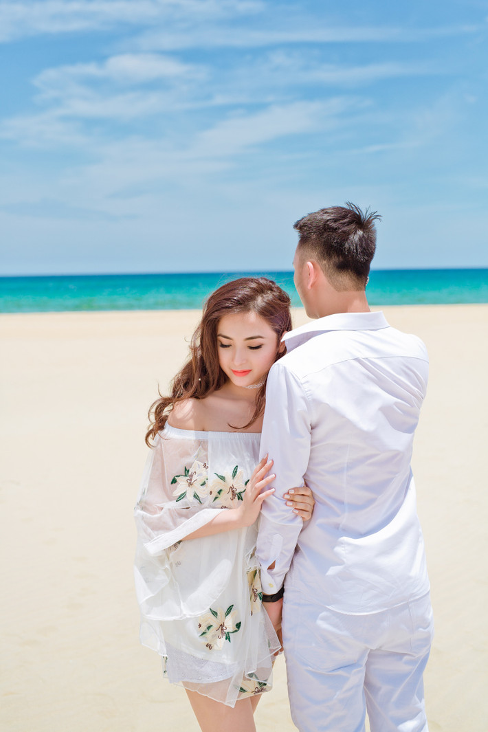 Mãi đến 12 năm sau, cặp đôi 9X tình cờ gặp lại trong một lần về Việt Nam cùng bố mẹ. Không còn là cô nhóc quậy phá ngày nào, Lâm Duy đã thực sự ấn tượng với sự dịu dàng, nữ tính của Hoàng Yến. Ảnh: Nupakachi Studio.