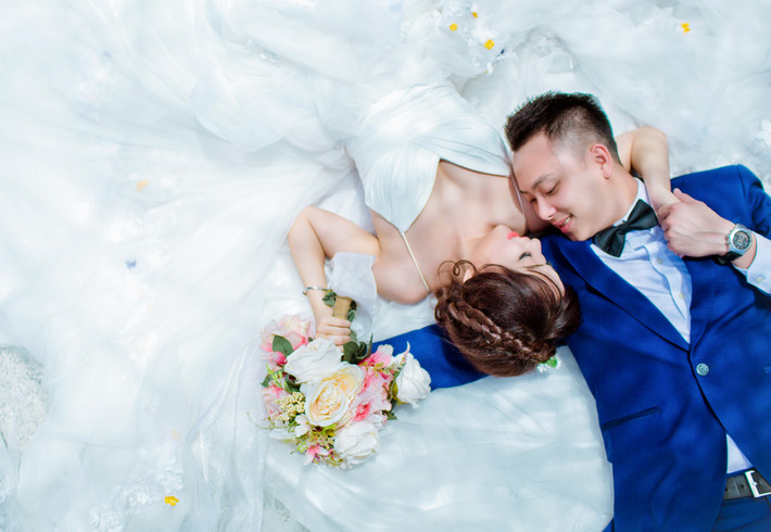 Cặp đôi 12 năm xa cách quen nhau từ lúc còn "thò lò mũi xanh" vì bố mẹ là bạn thân thiết. Do thường xuyên bị hai gia đình ghép đôi nên Lâm Duy và Hoàng Yến không "ưa" gì nhau. Sau này, khi tình cờ xem lại những tấm hình cũ, họ mới nhận ra cả hai thường mặc áo màu giống nhau vào những dịp đi chơi chung. Ảnh: Nupakachi Studio.