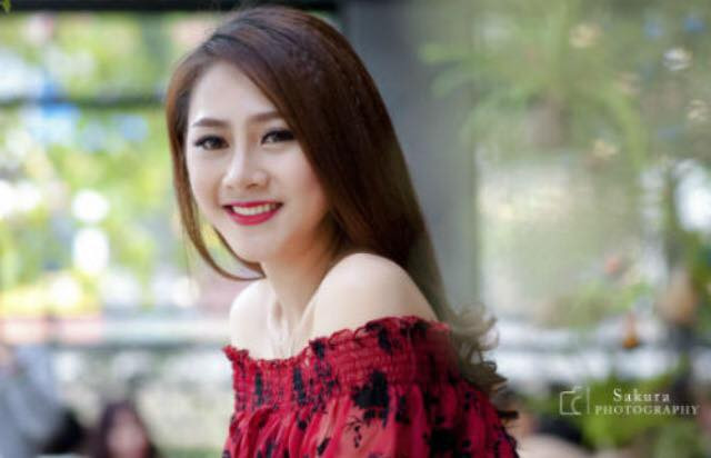 Khá nổi tiếng trong giới trẻ Việt nhờ gương mặt xinh xắn và lối diễn xuất tự nhiên trong series phim ngắn hài Kem Xôi TV, Đinh Hải Yến, cô bạn sinh năm 1993, cựu sinh viên trường Đại học Văn hóa Hà Nội được người hâm mộ gọi với biệt danh hot girl Kem Xôi. Hải Yến đang ngày càng khẳng định được tài năng trong vai trò diễn viên, người mẫu ảnh, quay phim…