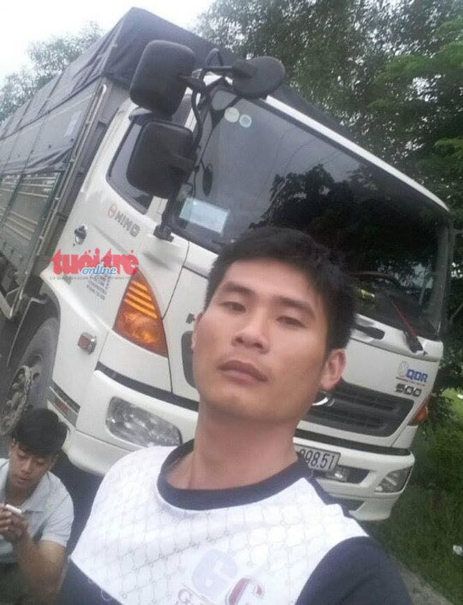 Hơn 30 người thoát khỏi tai nạn thảm khốc, giữ được tính mạng, công đầu tiên đáng khen ngợi nhất thuộc về anh Phan Văn Bắc. Chia sẻ với báo chí, anh Bắc cho biết khi nhìn thấy chiếc xe khách bị mất phanh, anh đã suy nghĩ rằng nếu không can thiệp chắc chắn hậu quả sau đó sẽ rất nghiêm trọng, nhiều hành khách sẽ thiệt mạng nên anh đã nghĩ phương án dìu xe khách và hành động rất nhanh. Dù cú tông của hai xe rất mạnh nhưng anh Bắc cho biết vẫn cố gắng bình tĩnh, chắc tay lái, rà phanh chuẩn để hai xe đều kiểm soát được tốc độ. Ảnh: Tuổi Trẻ.