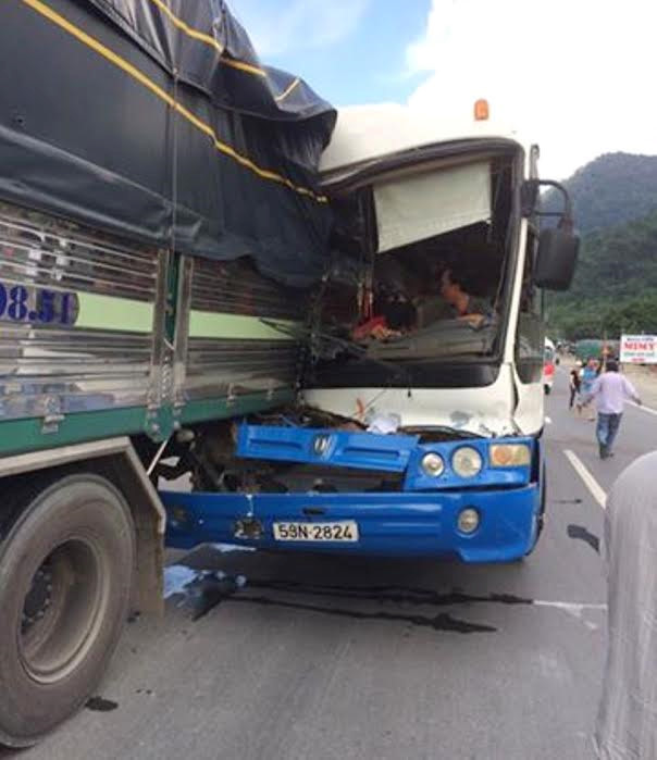 Sự việc chiếc xe khách mất phanh trên đèo Bảo Lộc, Lâm Đồng và sự xuất hiện kịp thời của một người hùng tài xế, cứu hơn 30 mạng người đang được đông đảo độc giả, cư dân mạng, dư luận quan tâm. Cụ thể, theo thông tin trên báo chí, 14h chiều 6/9, chiếc ô tô khách 42 chỗ trong khi đang đổ đèo Bảo Lộc thì bất ngờ bị mất phanh. Tài xế xe này đã không thể kiểm soát được tốc độ và chiếc xe lao rất nhanh trên đoạn đường đèo có nhiều khúc cua...