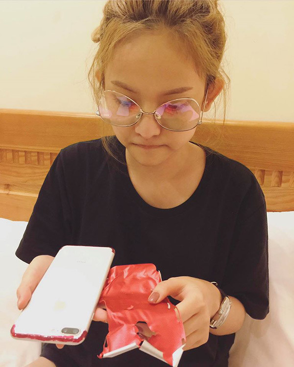 Trên mạng xã hội, nhiều người cho rằng Thúy Vi đang cố tình khoe của, có thể phá hoại không thương tiếc chiếc iPhone 7 Plus đắt tiền. Nhân đây, Thúy Vi cũng lộ diện gương mặt mộc với nhưng biểu cảm khá hài hước mà dân mạng cũng tình cờ nhận ra rằng, cô gái này… bị móm.