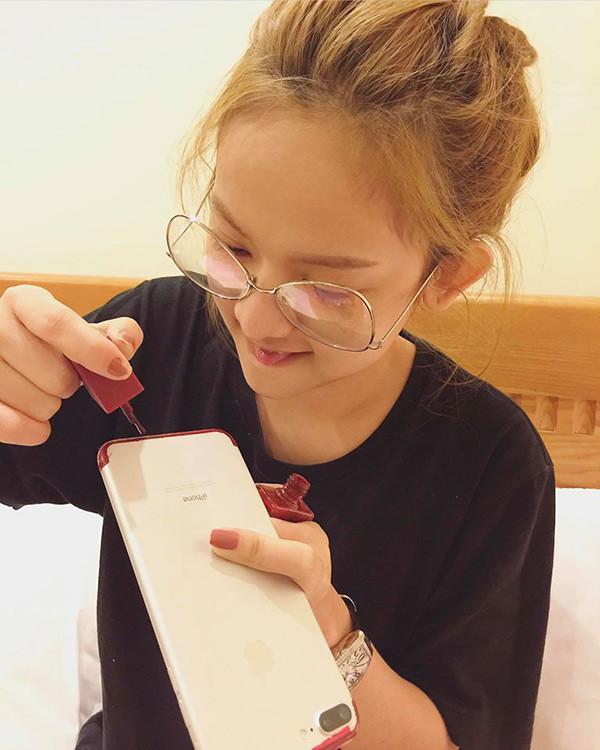 Cặm cụi bôi sơn móng tay vào các kẽ hở.