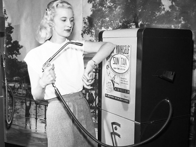 Máy bán hàng tự động tại Suntan, USA năm 1949. Đây là một trong những sự thật trong quá khứ khiến nhiều người bất ngờ.