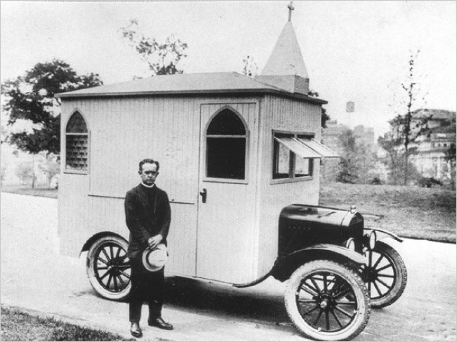 Một nhà thờ di động dựa trên Ford T với một linh mục lái xe, Hoa Kỳ năm 1922.
