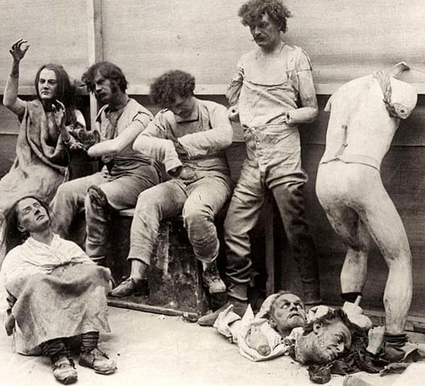 Các tàn tích bị cháy còn sót lại tại Bảo tàng Madame Tussauds Wax ở London, 1930.
