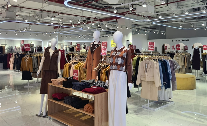 Dễ dàng bắt gặp những tấm biển giảm giá, sale từ ngoài vào bên trong các gian hàng thời trang tại trung tâm thương mại.