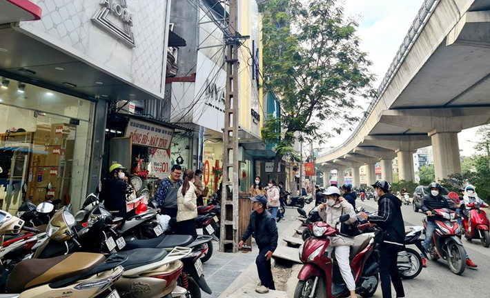Ghi nhận của PV Báo Tri thức và Cuộc sống, dịp nghỉ lễ Tết Dương lịch nhiều cửa hàng thời trang ở một số tuyến phố, chợ nổi tiếng của Hà Nội đều giảm giá, để tăng doanh số bán hàng cuối năm.
