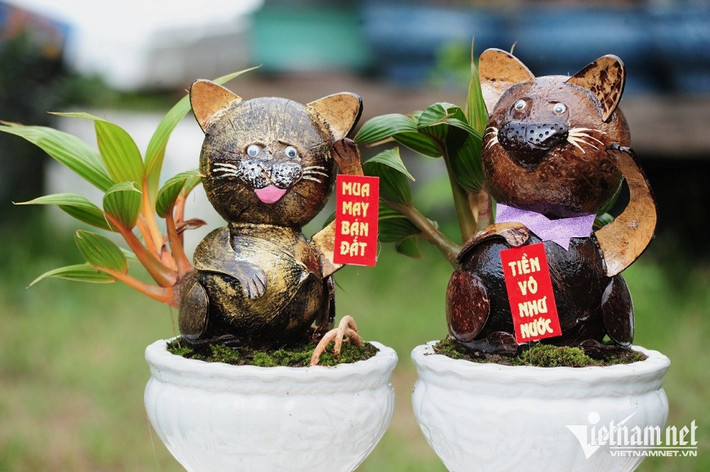 Sau đó, tạo hình quả dừa khô gắn vào cây, những trái dừa khô hoặc gáo dừa không sử dụng được thu mua về rồi nạo ruột bên trong, đánh bóng, tạo dáng, sơn màu cho sinh động. (Ảnh: Vietnamnet).
