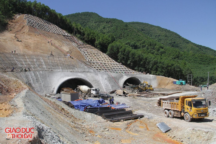Hầm đường bộ Thần Vũ tại Diễn Phú có chiều dài 1.280m, xuyên qua núi Thần Vũ để nối xã Diễn Phú, huyện Diễn Châu và xã Nghi Đồng, huyện Nghi Lộc (đều thuộc địa bàn tỉnh Nghệ An). (Ảnh: Giáo dục&Thời đại).