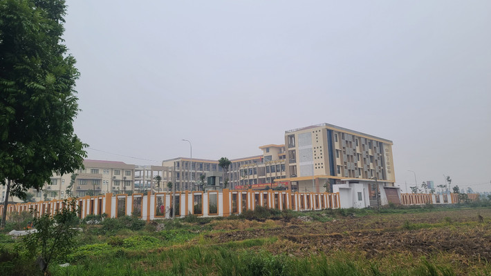 Ngày 25/11/2020, ông Nguyễn Công Mạnh - Giám đốc BQLDA xây dựng huyện Tiên Du ký văn bản phê duyệt kết quả lựa chọn Liên danh Công ty TNHH Xây dựng Thịnh Cường và Công ty Trọng Tín làm nhà thầu thi công hạng mục: Xây lắp nhà lớp học, phòng học bộ môn kết hợp hiệu bộ. Gói thầu này có giá trị 49.783.787.000 đồng, thời gian thực hiện là 500 ngày. (Ảnh: Thương Trường).