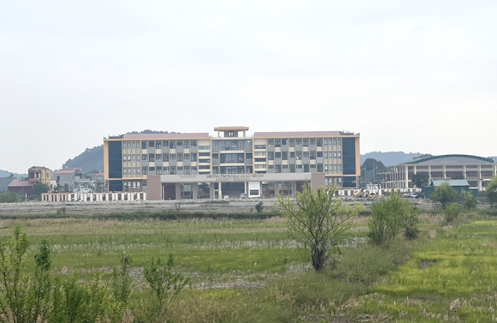 Ngày 17/9/2021, ông Nguyễn Công Mạnh tiếp tục ký văn bản phê duyệt kết quả lựa chọn Công ty Thanh Quỳnh (TNHH) làm nhà thầu thi công hạng mục: Nhà ăn kết hợp nhà bán trú, nhà đa năng kết hợp bể bơi và các hạng mục còn lại. Gói thầu này có giá trị 40.849.160.000 đồng, thời gian thực hiện là 440 ngày. (Ảnh: Đại Biểu Nhân Dân).