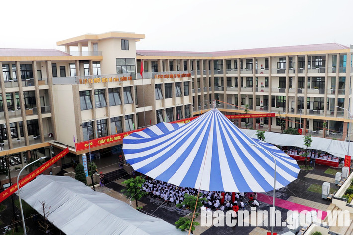 Ông Nguyễn Công Mạnh - Giám đốc BQLDA xây dựng huyện Tiên Du cho báo chí biết, 3 cá nhân có liên quan trực tiếp đến dự án là Giám đốc, Phó Giám đốc và cán bộ phòng Kế hoạch-Quản lý chất lượng, BQL các dự án xây dựng huyện phải nhận hình thức kiểm điểm rút kinh nghiệm sâu sắc; đồng thời phải khắc phục các nội dung tồn tại, sai sót. (Ảnh: bacninh.gov.vn).