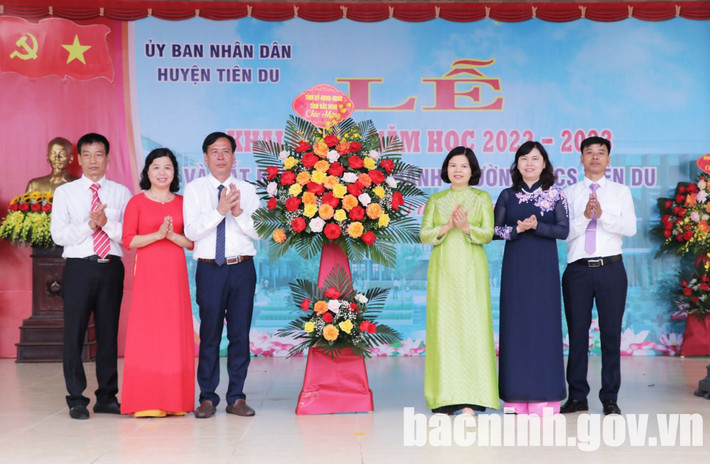 Dù vậy, dư luận vẫn cho rằng những sai phạm trong việc thực hiện dự án trường THCS trọng điểm huyện Tiên Du là rất nghiêm trọng. Không hiểu vì sao các cơ quan chuyên môn lại “bỏ lọt” quy định của pháp luật để cho phép triển khai dự án? (Ảnh: Chủ tịch UBND tỉnh Nguyễn Hương Giang (thứ 3 từ phải qua) tặng hoa chúc mừng Trường THCS Tiên Du: Nguồn: bacninh.gov.vn).