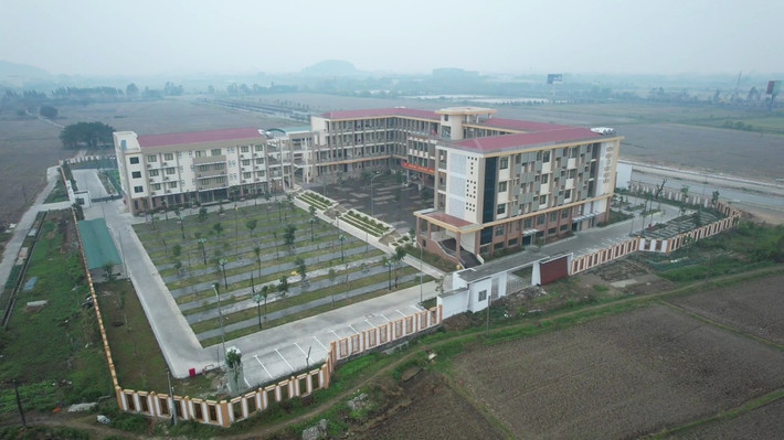 Dù dự án chưa chuyển đổi xong mục đích sử dụng đất nhưng ngày 28/8/2019, ông Trần Đức Tú - Giám đốc BQL các dự án xây dựng huyện Tiên Du đã ký văn bản phê duyệt kết quả lựa chọn Công ty TNHH thương mại và vận tải Trọng Tín làm nhà thầu thi công hạng mục san nền, cổng, tường rào và nhà bảo vệ. (Ảnh: Doanh nghiệp và Kinh tế xanh).