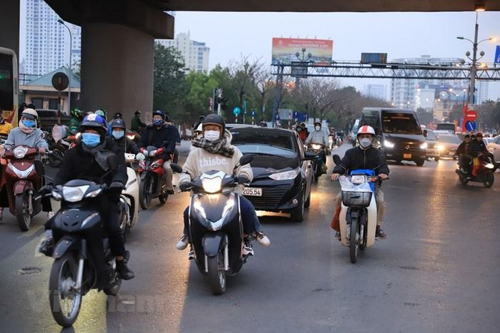 Tại khu vực ngã tư Giải Phóng-Ngọc Hồi, lượng phương tiện tăng cao so với thời điểm đầu giờ chiều khiến các phương tiện di chuyển chậm, tuy nhiên không xảy ra tình trạng ùn ứ kéo dài. (Ảnh: Hoài Nam/Vietnam+)