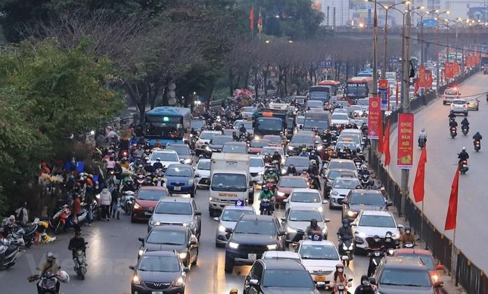 Ghi nhận vào thời điểm 17 giờ 30 phút, mật độ giao thông tại nhiều tuyến đường bắt đầu tăng nhưng không xuất hiện tình trạng kẹt cứng, các phương tiện di chuyển bình thường. (Ảnh: Hoài Nam/Vietnam+)
