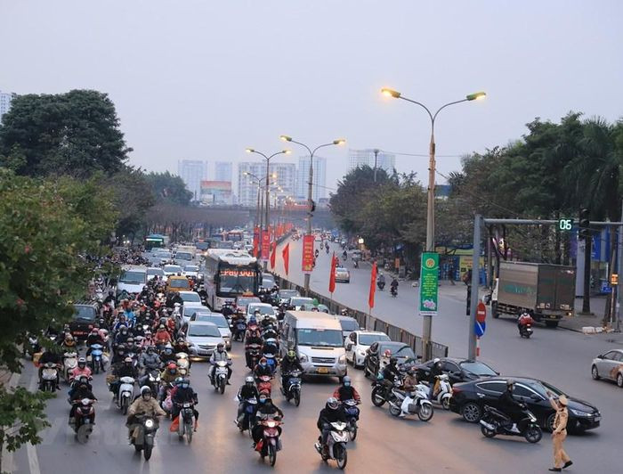Tại khu vực đường Ngọc Hồi hướng về Quốc lộ 1A, lượng phương tiện tăng cao nhưng cũng không xảy ra tình trạng ùn tắc. (Ảnh: Hoài Nam/Vietnam+)