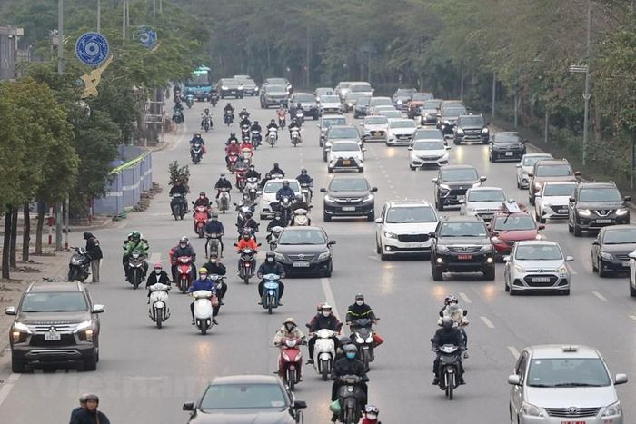 Theo ghi nhận của phóng viên Báo Điện tử VietnamPlus vào thời điểm cuối giờ chiều ngày 19/1, lượng phương tiện đổ ra các tuyến đường tại Thủ đô bắt đầu tăng cao. (Ảnh: Minh Sơn/Vietnam+)