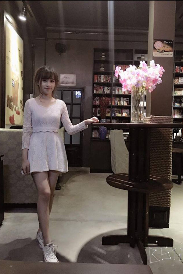 Chia sẻ về cách chăm sóc bản thân, Hoàng Ân cho biết mỗi lần ra đường, cô bạn thường bịt kín mít để tránh bụi vào ban ngày, ban đêm sẽ đắp mặt nạ và dùng mỹ phẩm tránh gây kích ứng da.