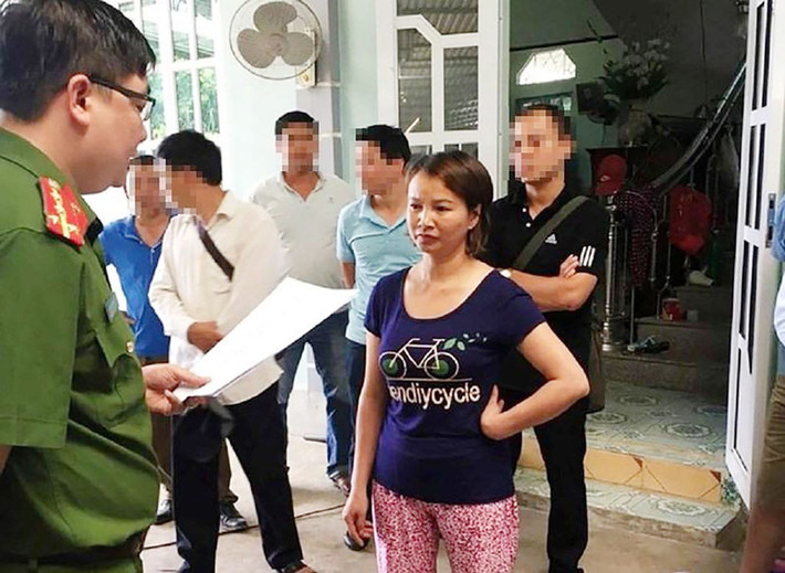 Trước đó, ngày 25/5/2019, Cơ quan CSĐT đã khởi tố, bắt tạm giam Trần Thị Hiền, SN 1975 là mẹ nữ sinh xấu số Cao Mỹ Duyên về hành vi mua bán trái phép chất ma túy. Qua tài liệu chứng cứ thu thập được, Cơ quan CSĐT có đủ cơ sở khẳng định Trần Thị Hiền có mối quan hệ "làm ăn" (buôn bán ma túy) thân thiết với Vì Văn Toán từ trước khi đối tượng này đi tù vào năm 2008 (Toán đi tù 10 năm, mới ra trại giữa năm 2018- PV).
