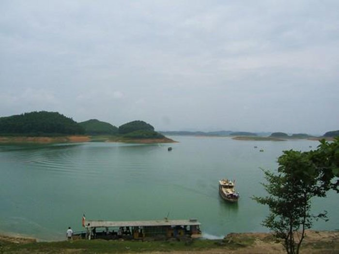 Hồ Thác Bà thuộc 2 huyện Lục Yên và Yên Bình (Yên Bái), được hình thành năm 1971, có diện tích mặt nước gần 20.000 ha, dài 80 km. Hồ Thác Bà cũng là một trong 3 hồ nước nhân tạo lớn nhất Việt Nam. Đây là nguồn cung cấp nước cho Nhà máy thủy điện Thác Bà (nhà máy thủy điện đầu tiên của Việt Nam) thuộc tỉnh Yên Bái.