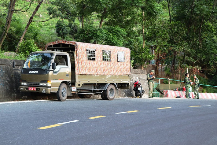 Lúc 16h ngày 4/6, tổ công tác của trạm Cảnh sát giao thông Cửa Ô Hòa Hiệp (Đà Nẵng) đang làm nhiệm vụ tại khu vực chân đèo Hải Vân phát hiện Triệu Quân Sự điều khiển xe máy mang biển kiểm soát 76X6 - 2978 nên tổ chức vây bắt. Tuy nhiên, khi đến chân đèo Hải Vân, đối tượng này vứt xe và chạy vào rừng lần trốn. (Ảnh: ĐSPL).