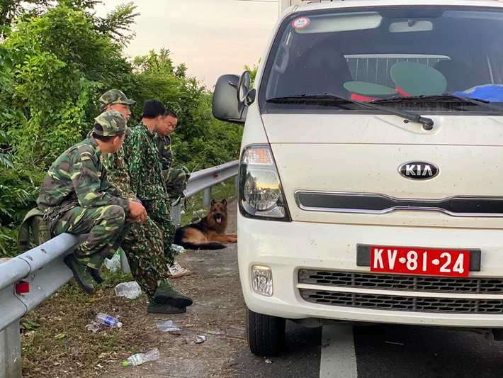 Tham gia vây bắt phạm nhân này có lực lượng công an Đà Nẵng, biên phòng, các đơn vị của Quân khu 5. Nhiều trinh sát dày dạn kinh nghiệm của các đơn vị đã được huy động vào cuộc. (Ảnh: LĐO)