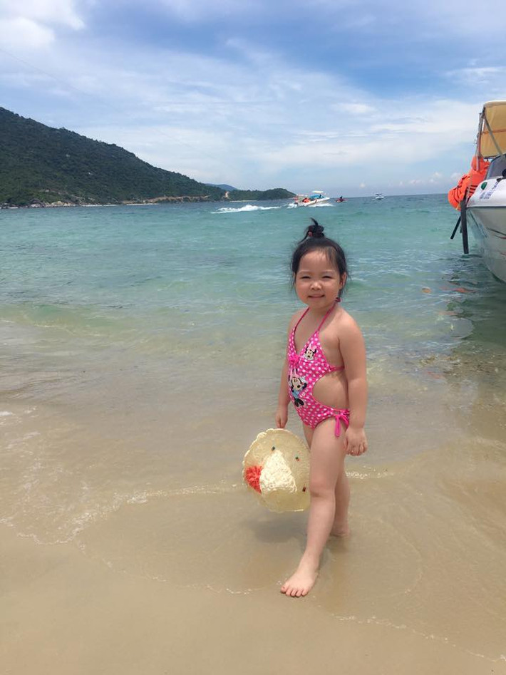 Được biết, ngoài sở thích "cãi lý" thì cũng giống như biết bao bé gái khác, Su-A mê ca hát và luôn hào hứng khi được đi chơi cùng bố mẹ. Ảnh trong bài: Facebook nhân vật.