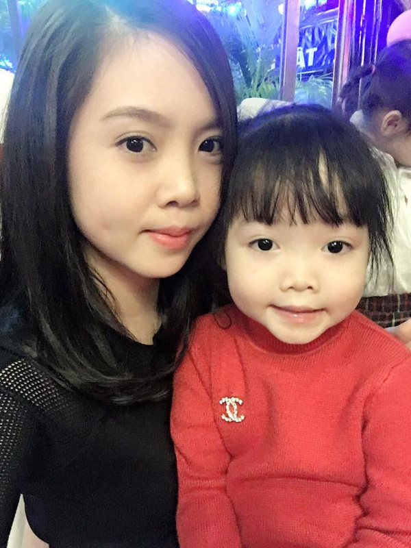 Bà cụ non 5 tuổi đang gây sốt mạng Việt là bé Trần Thùy Anh, sinh năm 2011, tên gọi ở nhà là Su-A. Người quay đoạn clip bé nói chuyện già đời là mẹ của bé, chị Nguyễn Ngọc Ánh, làm kinh doanh, sinh sống ở Hoàng Mai, Hà Nội. Theo lời kể của chị Ánh, khi cả nhà đang ngồi ăn tráng miệng bằng hoa quả, do chị ăn vội miếng to nên đã bị con gái nhắc nhở. Theo bé Su-A thì mẹ ăn miếng to như vậy trông "rất giống con trai", phải ăn miếng nhỏ, từ tốn mới "giống con gái".