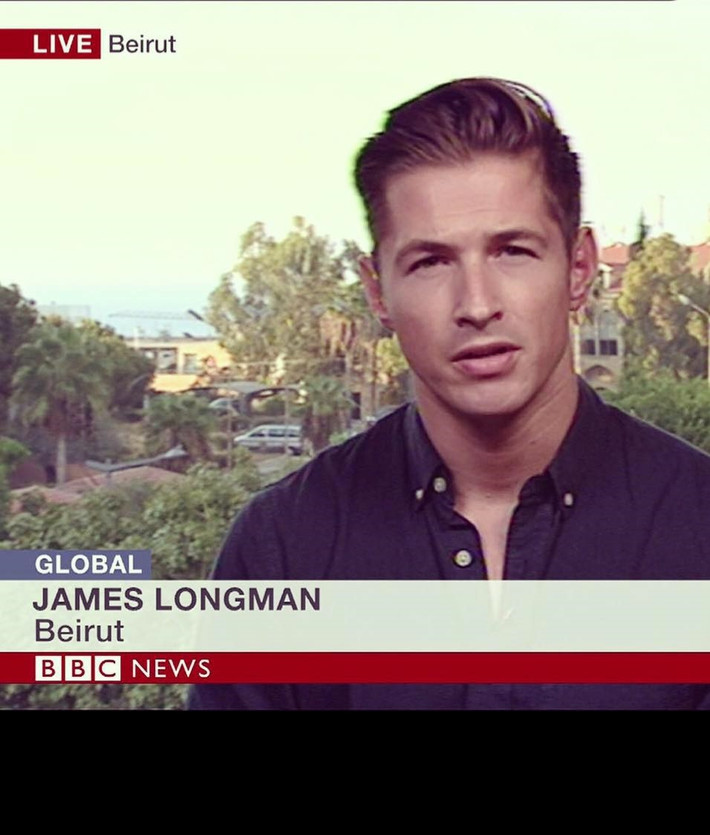 James Longman, 29 tuổi, người Anh, là phóng viên đài BBC thường trú ở Beirut, thủ đô của Liban. Gần đây, chàng phóng viên BBC siêu đẹp trai này đã tạo nên cơn sốt trên cộng đồng mạng nước Anh và châu Âu khi những hình ảnh của anh bất ngờ được một vài tài khoản Twitter chia sẻ liên tục. Vẻ ngoài vừa nam tính, mạnh mẽ vừa có chút lãng tử, hào hoa của James đã khiến các chị em như bị chinh phục ngay từ cái nhìn đầu tiên.