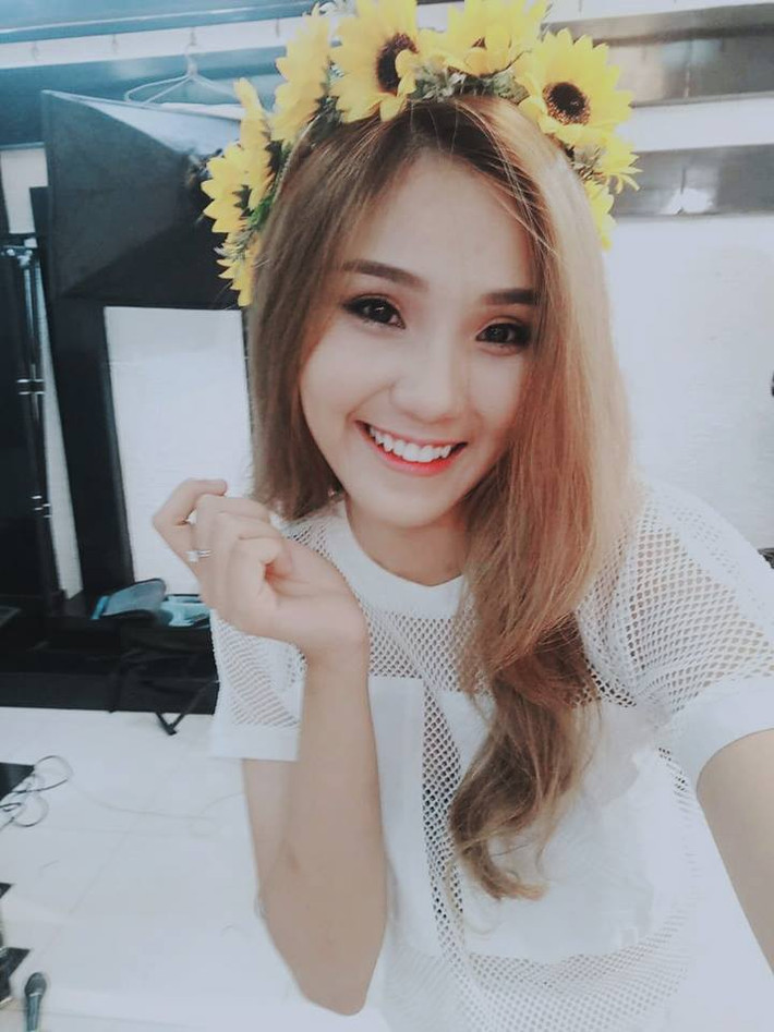 Mặc dù đang là sinh viên năm 2 chuyên ngành Quản trị Kinh doanh trường ĐH Huflit nhưng người đẹp Sài thành đã tự tạo được nguồn thu nhập khá tốt nhờ công việc mẫu ảnh. Sẵn lợi thế gương mặt ăn hình, nụ cười ngọt ngào và cách thể hiện cảm xúc trước ống kính chuyên nghiệp, Nam Phương thường xuyên nhận được nhiều lời mời từ các nhiếp ảnh gia trong thành phố.