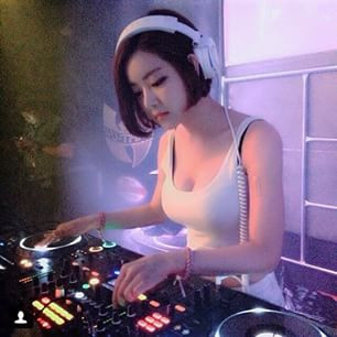 DJ Soda - Hwang So Hee là gương mặt thần tượng, người đẹp mới được dân mạng, khán giả trẻ Hàn Quốc, Việt Nam cực kỳ yêu thích. Vẻ quyến rũ, sexy và sự tinh nghịch, nhí nhảnh biến DJ Soda trở thành một cái tên cực kỳ hot.
