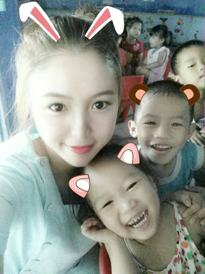 Đang sinh sống và làm việc tại Huế, Tống Nhật Lan Anh mới vào nghề nuôi dạy trẻ được gần 1 năm. Chia sẻ về cơ duyên đến với nghề, Lan Anh cho biết: "Em đến với nghề chỉ vì... yêu trẻ con thôi ạ! Em bị vẻ dễ thương, tiếng cười, những khoảnh khắc nũng nịu rồi cả quấy khóc của đám nhỏ làm cho mê mẩn".