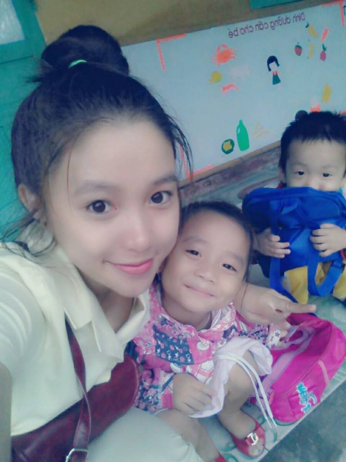 "Phát cuồng" vì trẻ con, nhưng trong công việc của mình, đôi lúc Lan Anh cũng rơi vào trạng thái stress, mệt mỏi, đặc biệt là trong thời gian đầu mới làm quen với nghề. Lan Anh bộc bạch: "Thời gian đầu mới đến lớp, các cháu nhỏ khóc rất nhiều, nhiều lúc dỗ mãi không được em cũng bị cuống luôn. Nhưng khoảng một tuần sau thì các cháu quen dần, ngoan và dễ thương lắm!".