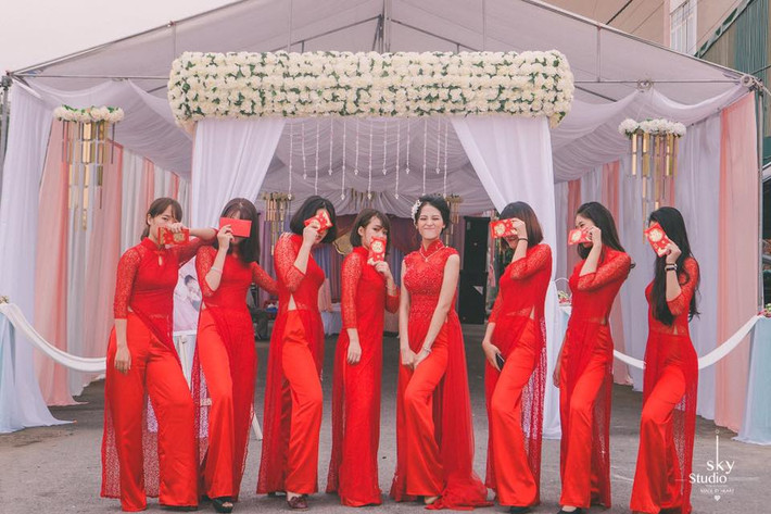 Theo như tìm hiểu, các bức ảnh trên được chụp lại tại đám cưới của cô dâu Nguyễn Khánh Ly (sinh năm 1995) và chú rể Nguyễn Như Phúc Việt (sinh năm 1994). Có lẽ để tạo không khí tươi vui trong ngày trọng đại, cô dâu và dàn phù dâu diễn sâu đã cho ra đời bộ ảnh hài hước với tư thế tạo dáng nhí nhố, chẳng giống ai để gây cười cho mọi người. Ảnh trong bài: Cường Nguyễn.