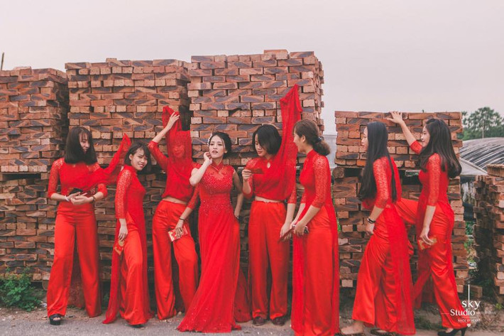 Mới đây, những bức ảnh tạo dáng nhắng nhít, quậy thả ga của cô dâu và dàn phù dâu xinh đẹp tại một đám cưới được tổ chức ở Đan Phượng (Hà Nội) bất ngờ gây sốt mạng. Sau vài giờ đăng tải, các bức ảnh "chất nhất quả đất" đã thu hút được hàng nghìn lượt thích và chia sẻ. Ảnh trong bài: Cường Nguyễn.